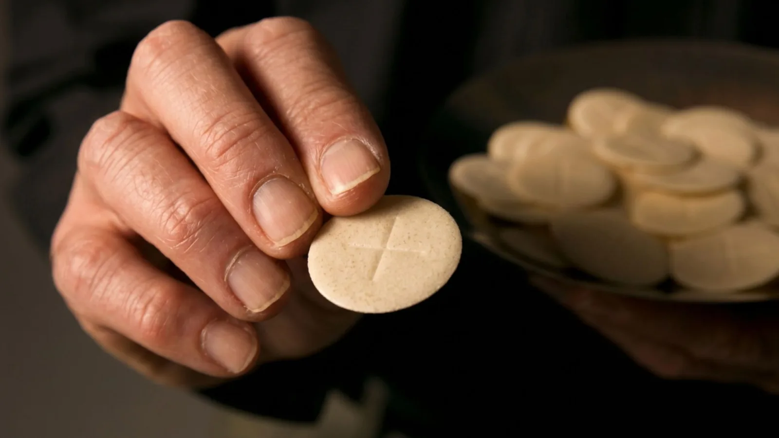 ¿Por qué debemos ayunar antes de recibir la Sagrada Comunión?