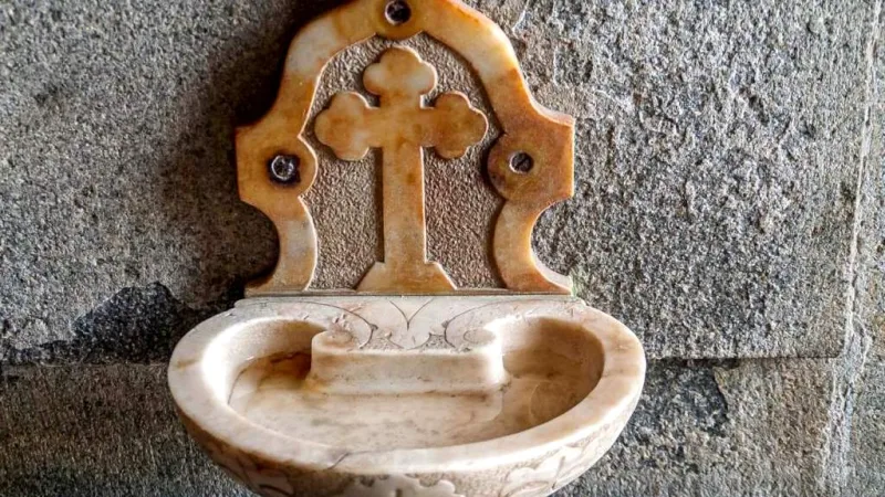 Recuperemos la tradición de colocar una pila de Agua Bendita en nuestros hogares