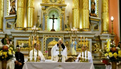 Cuando una solemnidad de precepto cae en sábado, ¿una sola Misa cumple también con el domingo?