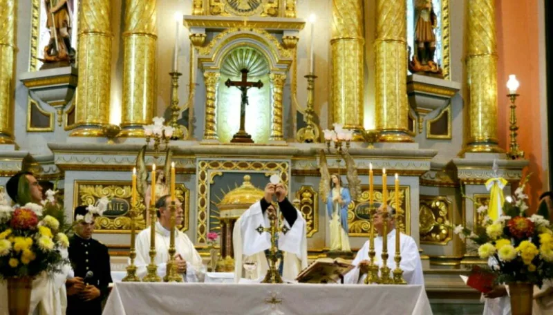 Cuando una solemnidad de precepto cae en sábado, ¿una sola Misa cumple también con el domingo?