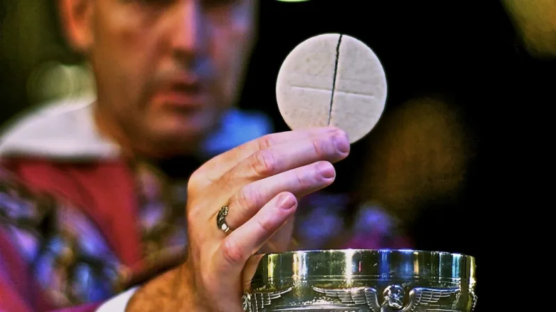 La Comunión Eucarística y La Comunión Espiritual