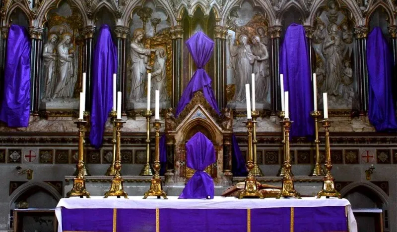¿Por qué se cubren las imágenes en Semana Santa?