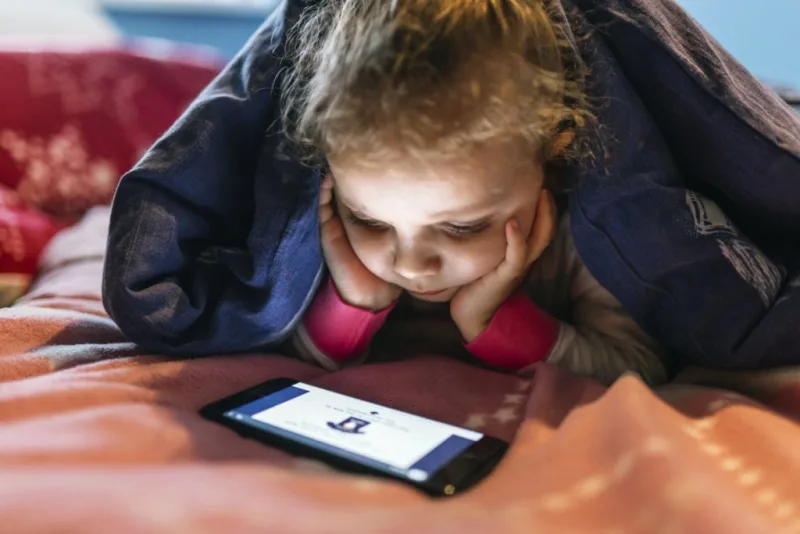 Cuando los padres dan un móvil a sus hijos y se desconectan de ellos: los nuevos huérfanos digitales
