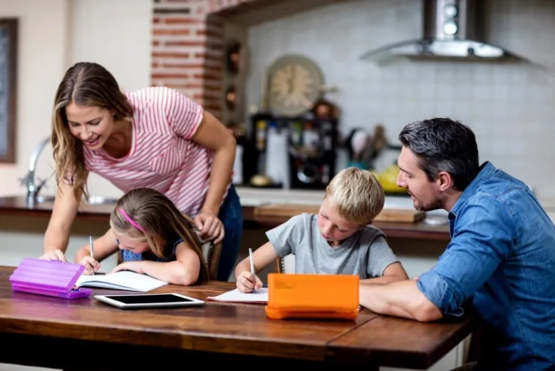 Familias católicas que realizan homeschooling ofrecen consejos a los padres para educar a sus hijos durante la cuarentena