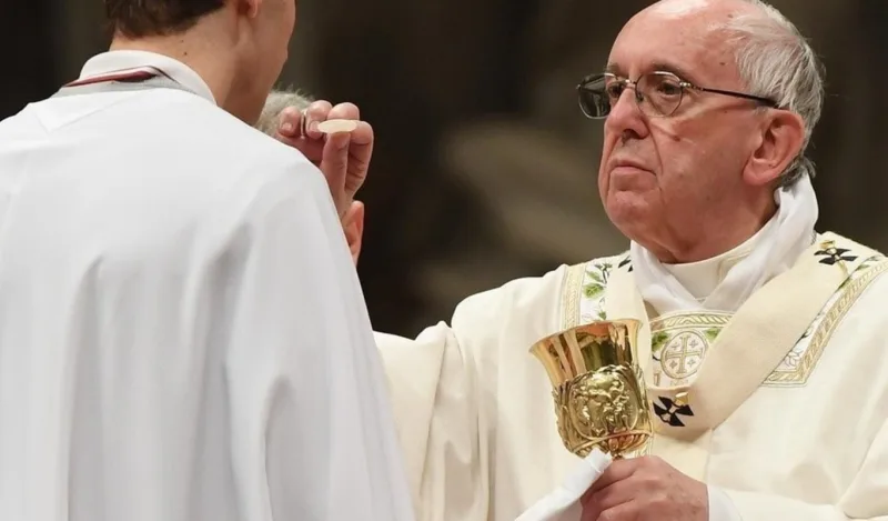 Cardenal Sarah: «La tan difundida comunión en la mano es parte del ataque de satanás contra la Eucaristía»