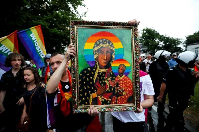 Arzobispo polaco compara al movimiento LGBT con el régimen comunista