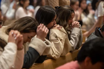 De pie, sentados, de rodillas: las posturas y los gestos de los fieles en la Misa