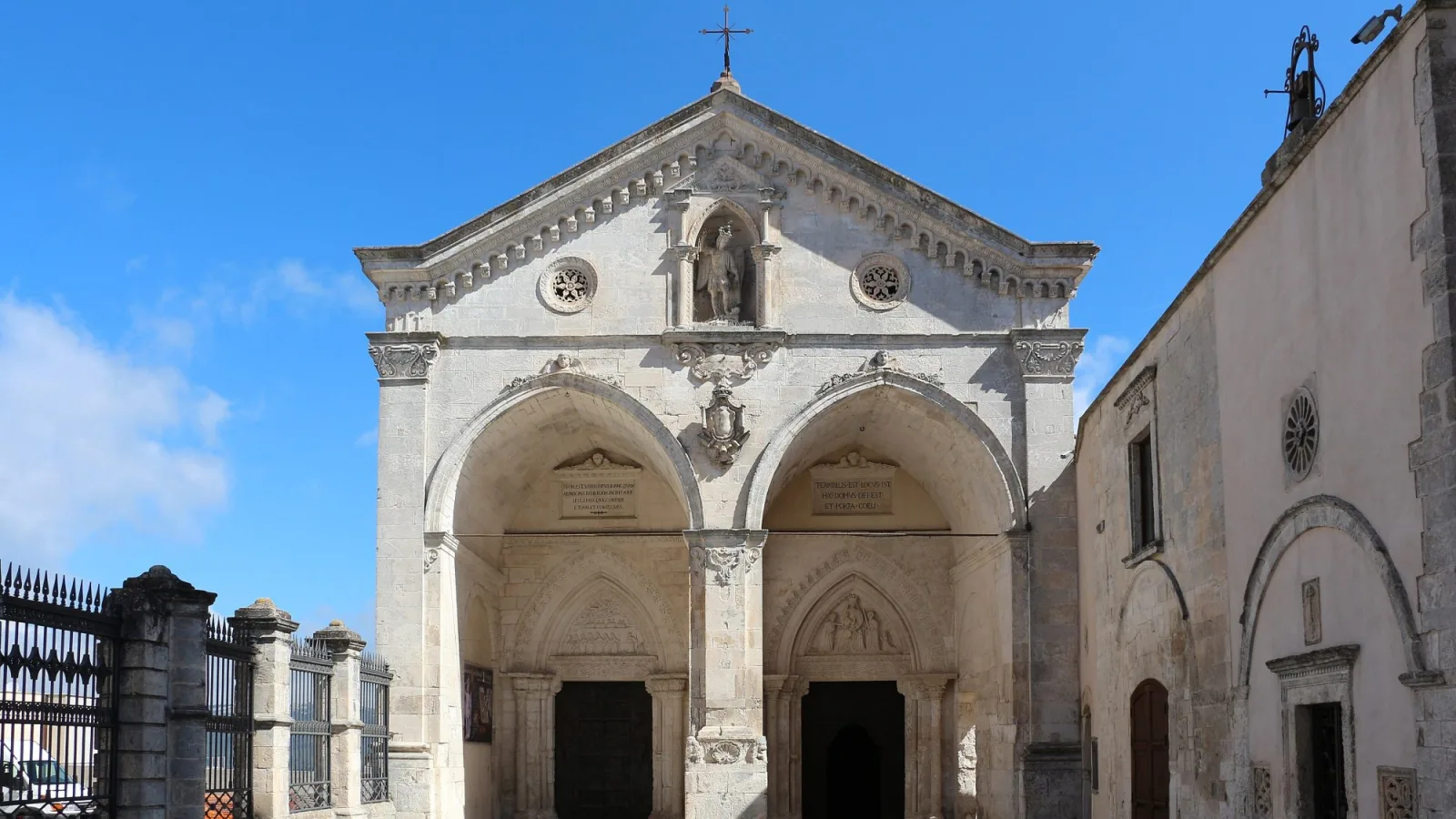 El santuario de San Miguel en el Monte Gargano: la gruta que el Arcángel consagró