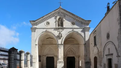 El santuario de San Miguel en el Monte Gargano: la gruta que el Arcángel consagró