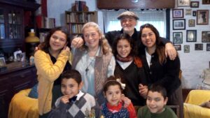 Una familia agranda su corazón y su casa con la adopción de 5 hermanitos