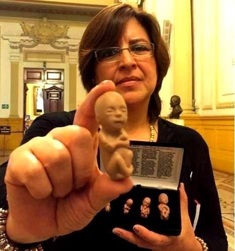 Amparo medina mostrando un bebe 1 - Amparo Medina: De revolucionaria marxista a activista de la Fe católica