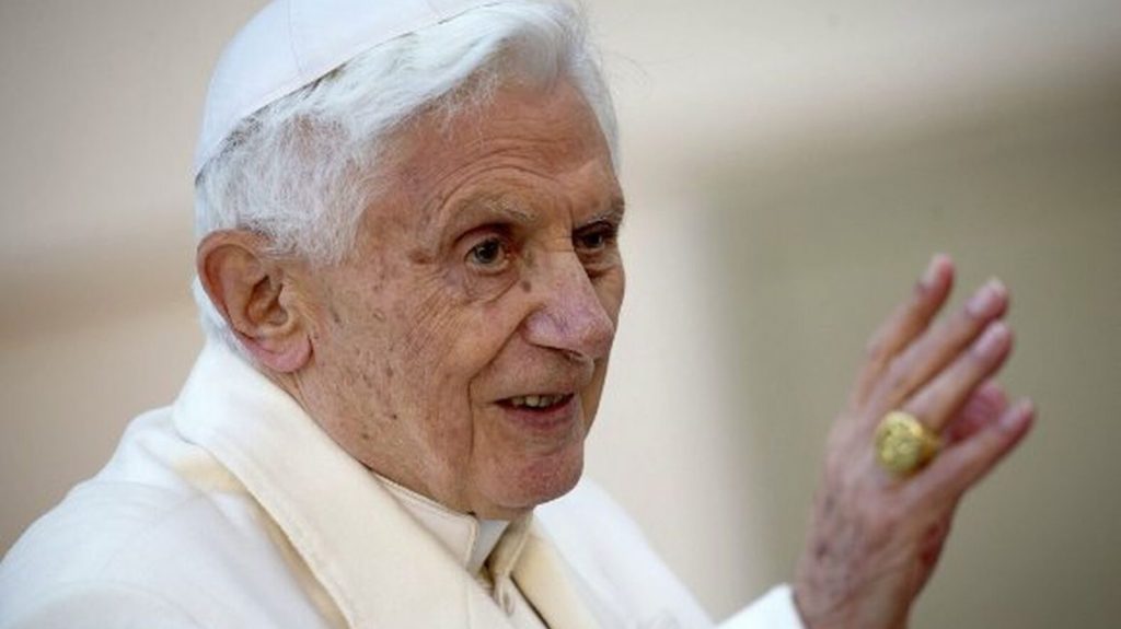 Benedicto XVI Emeritoescrib e1555011733975 - Benedicto XVI cree que la revolución sexual y el colapso de la teología moral son la causa de los escándalos por abusos