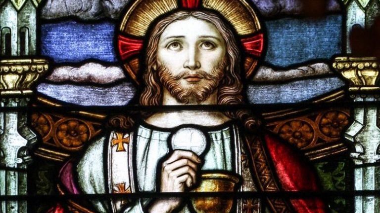 Christ Institutes the Eucharist Stained glass from St Louis Bertrand church in Louisville KY. 1 scaled e1651905461326 - Cursos de formación