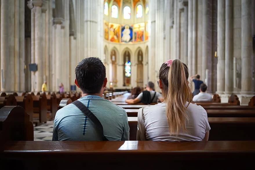 Esposos rezando - Principios para una buena convivencia matrimonial