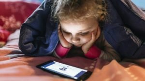 Cuando los padres dan un móvil a sus hijos y se desconectan del niño: los nuevos huérfanos digitales