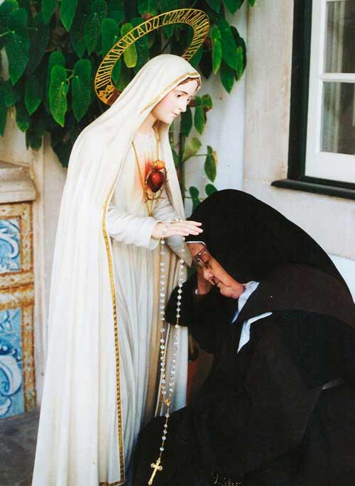 Lucia rezando delante de al virgen - «La devoción al Inmaculado Corazón de María es un deber» explica la Hna. Lucía