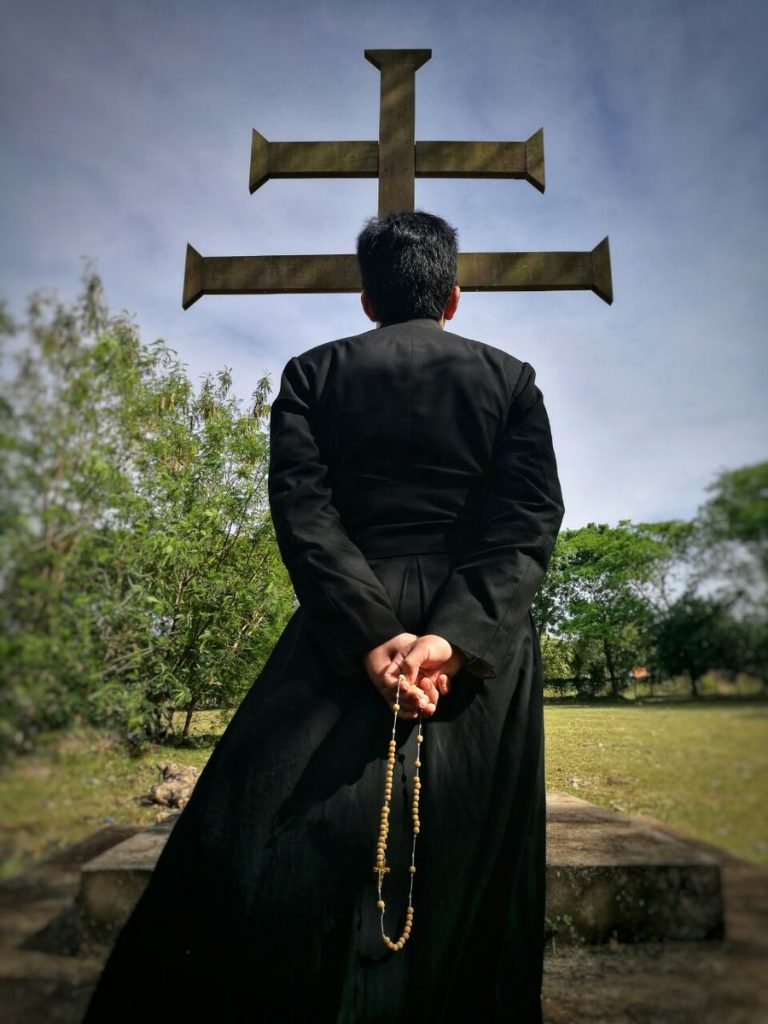 Santo Rosario delante de la Cruz - El Santo Rosario, un arma para el combate espiritual