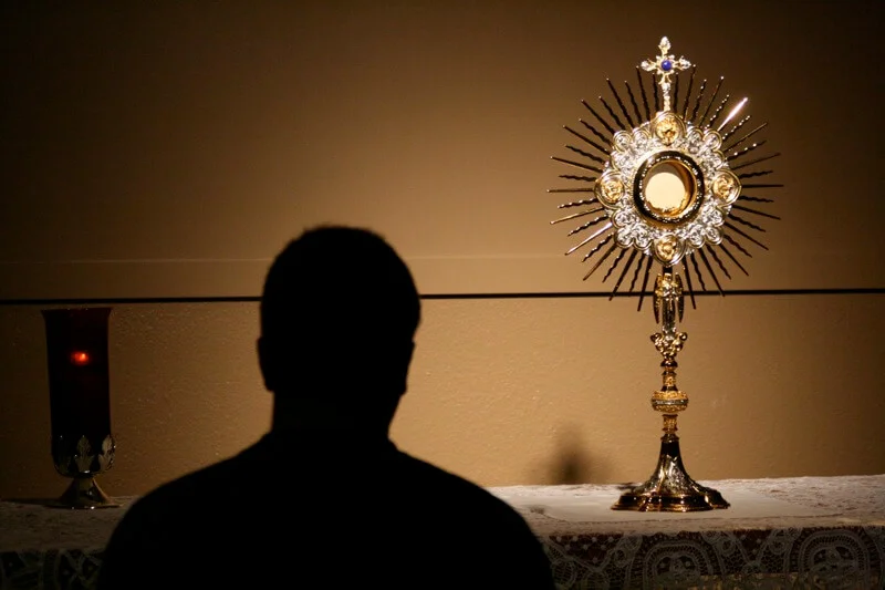 Qué hacer durante una visita al Santísimo Sacramento? –  FormacionCatolica.org