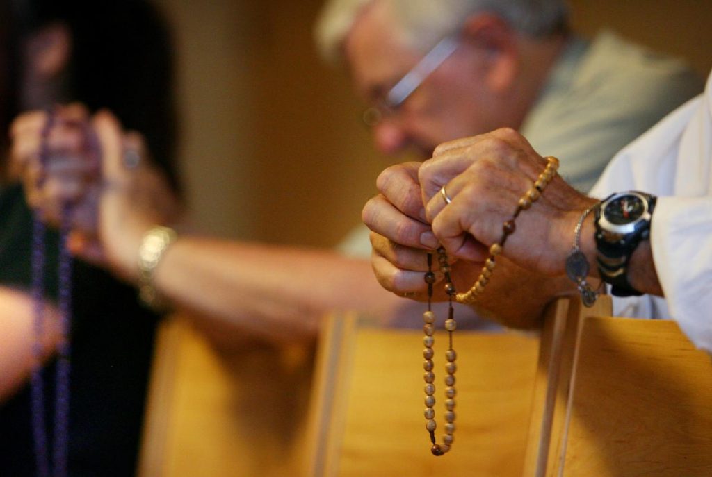 rezar rosario iglesia